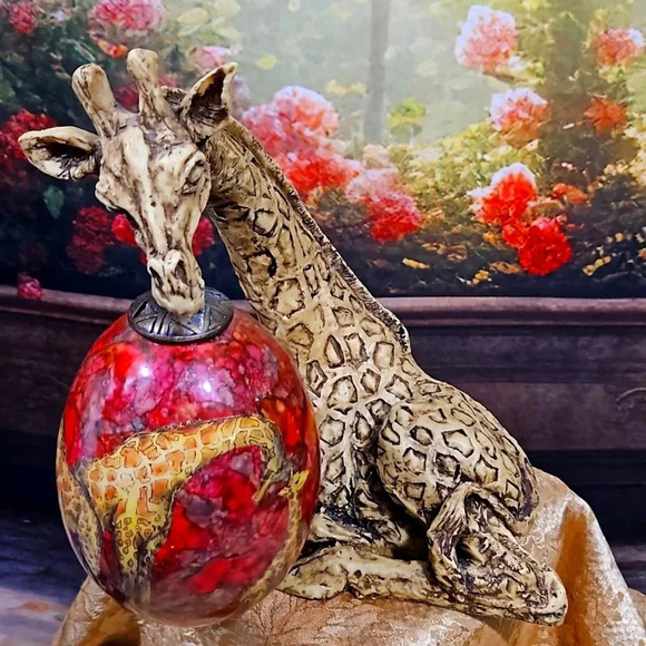 Giraffe holding an Ornament - Picture 7 of 13